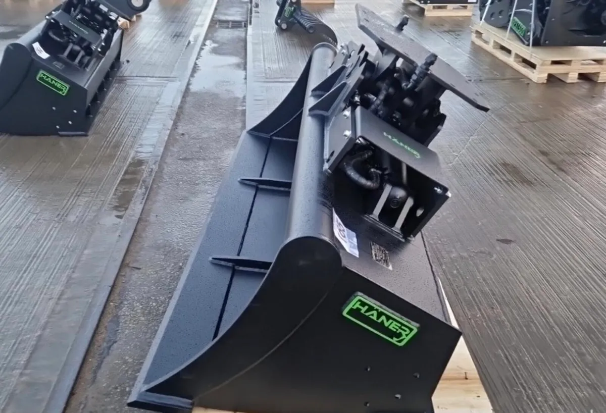 70" Hydraulic Tilting
Bucket to suit 10-15t - Image 4