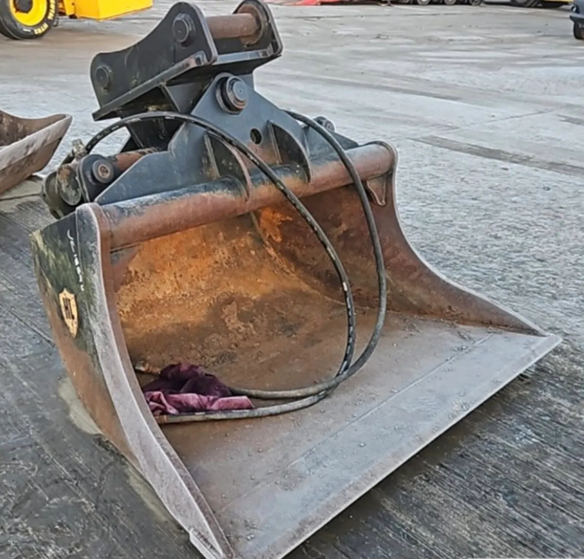 2020 Hardlife 68" Hydraulic Tilting Bucket
65mm13t - Image 1