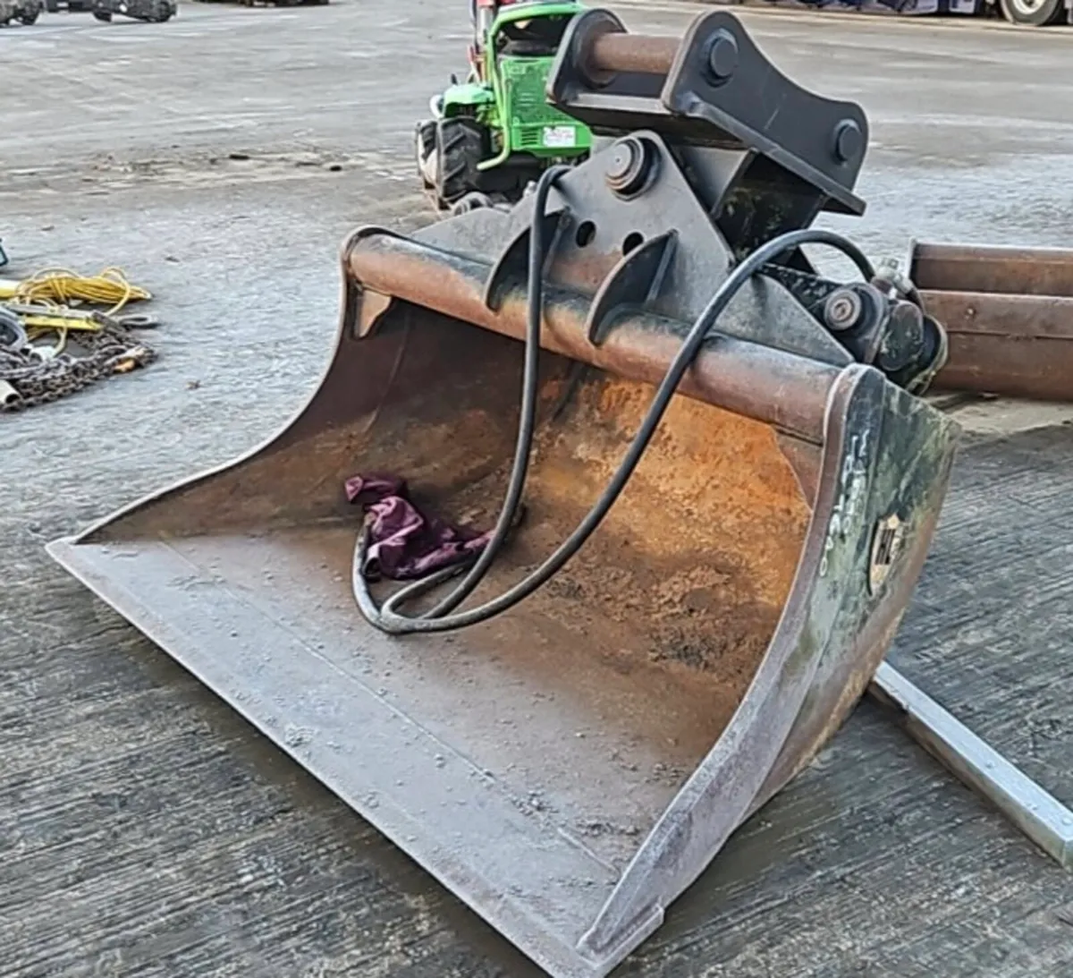 2020 Hardlife 68" Hydraulic Tilting Bucket
65mm13t - Image 3