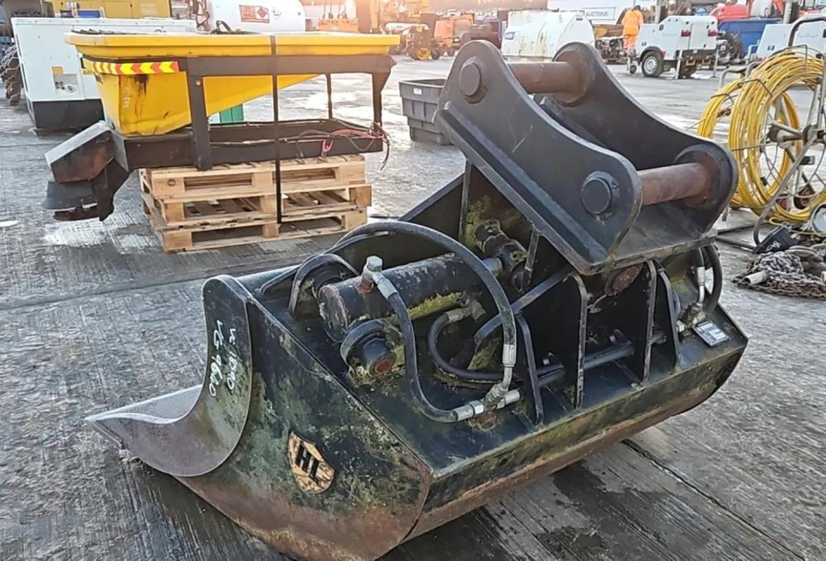 2020 Hardlife 68" Hydraulic Tilting Bucket
65mm13t - Image 4