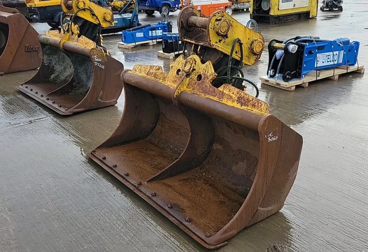 74" Hydraulic Tilting Bucket 80mm 20t - Image 1