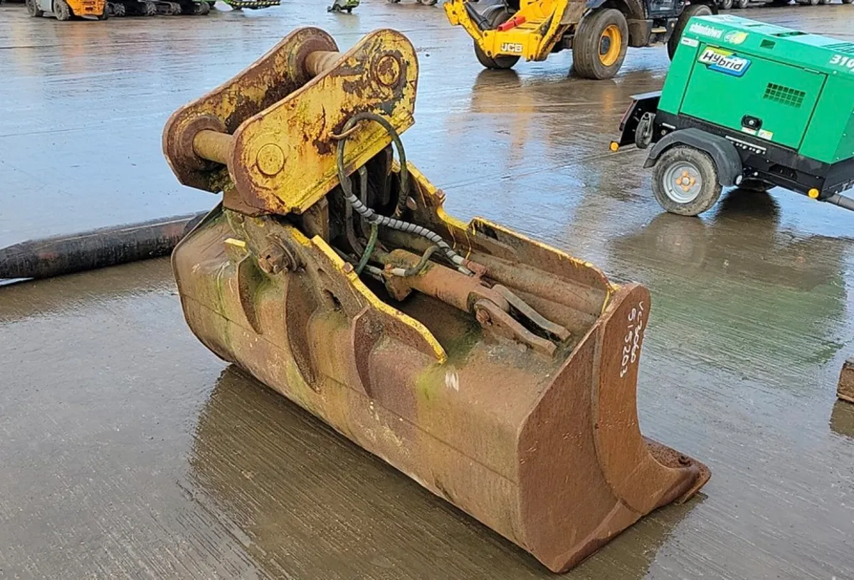 74" Hydraulic Tilting Bucket 80mm 20t - Image 3