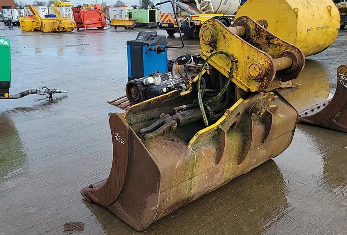 74" Hydraulic Tilting Bucket 80mm 20t - Image 2