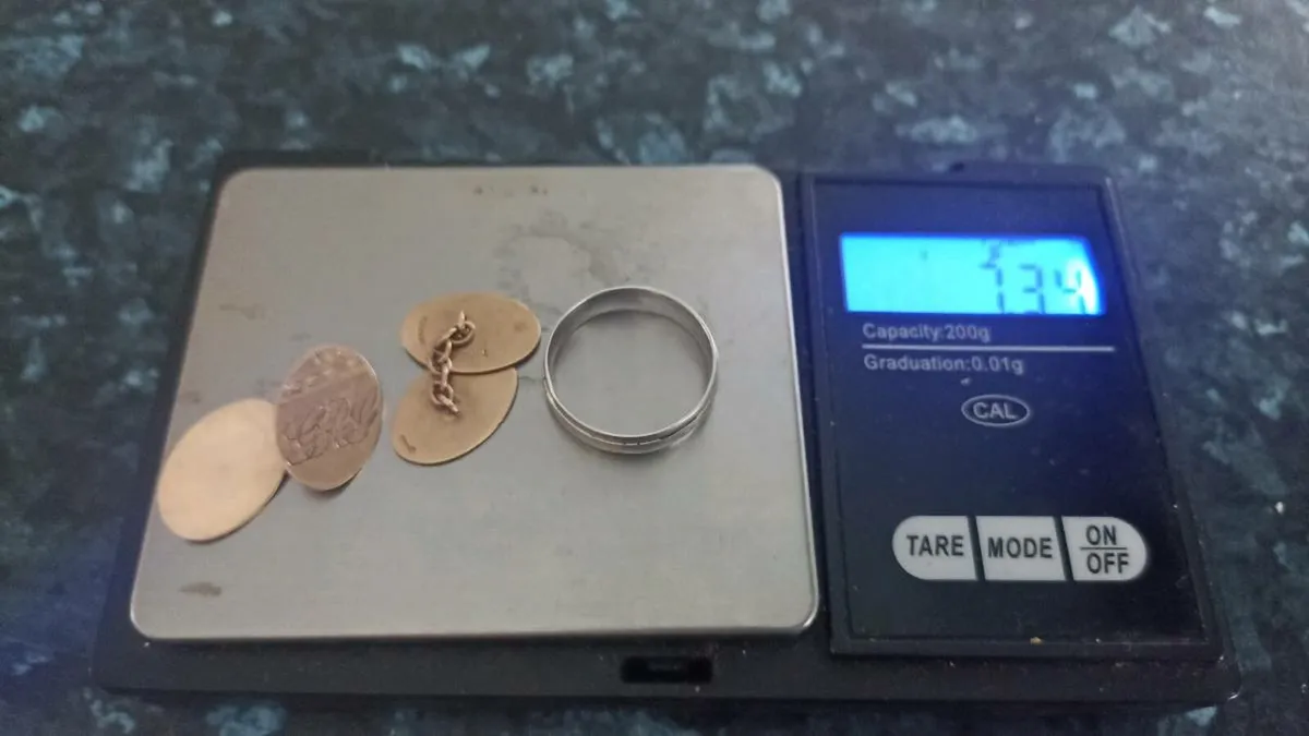 9ct gold at spot price - Image 1