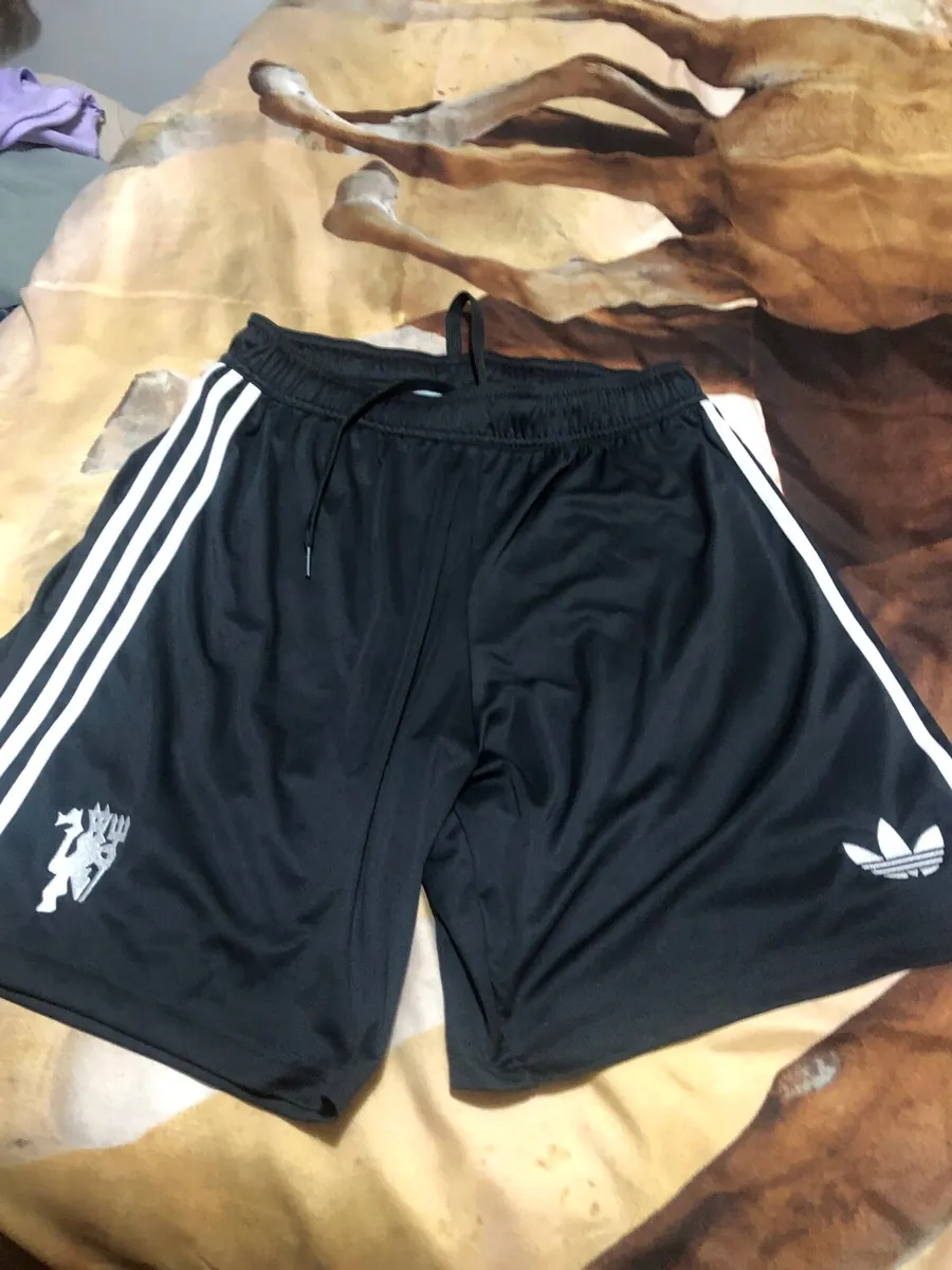 Mens adidas shorts size M €10 - Image 2