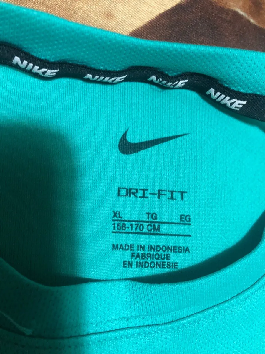 Boys Nike teeshirt size XL €5 - Image 3