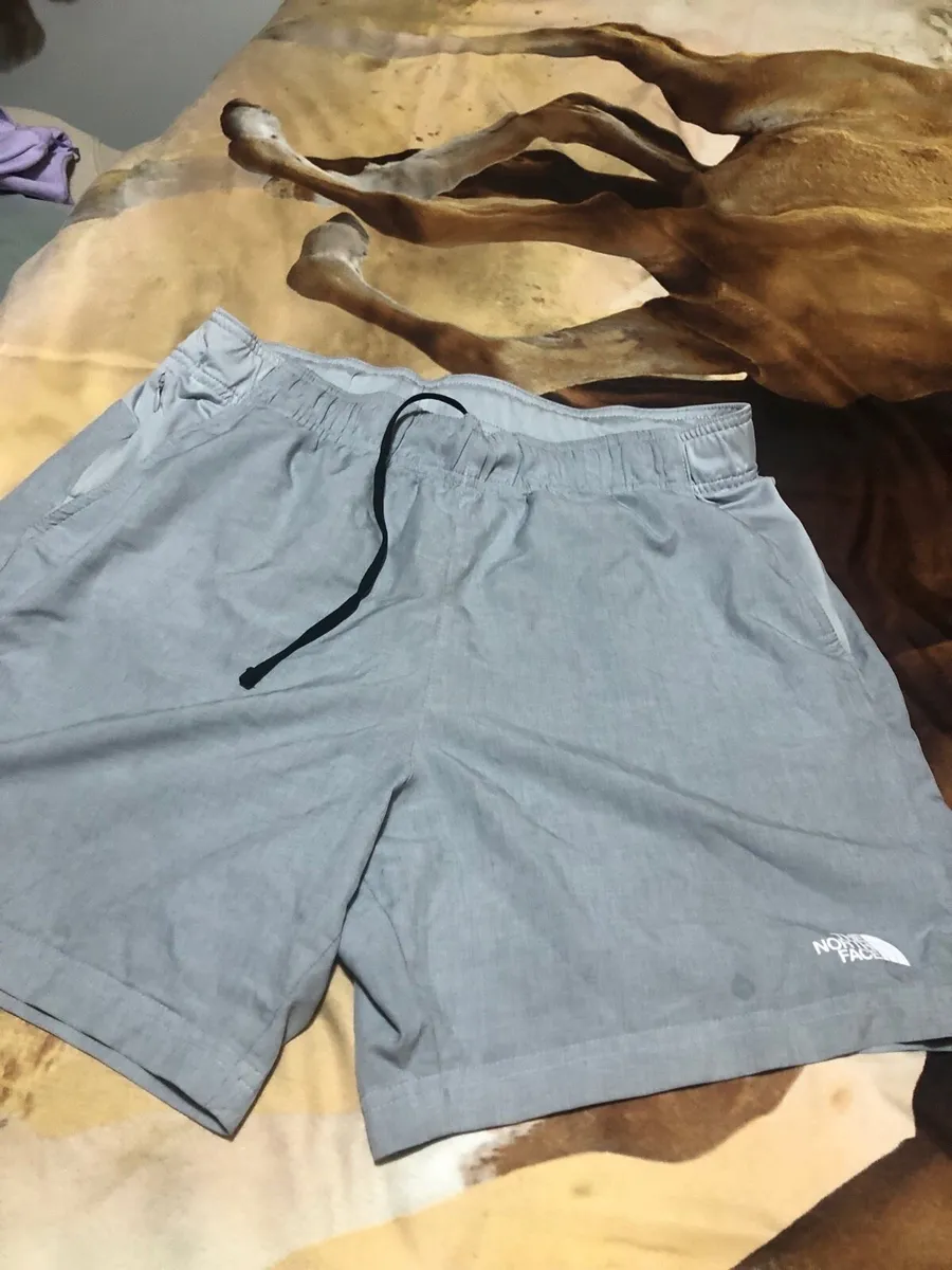 Mens Northface shorts size L €10 - Image 4