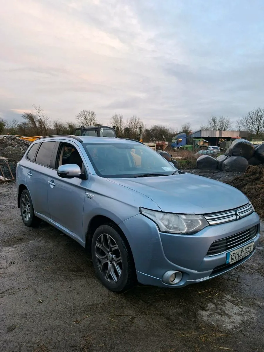 MITSUBISHI OUTLANDER HYBRID 2015 4WD - Image 1