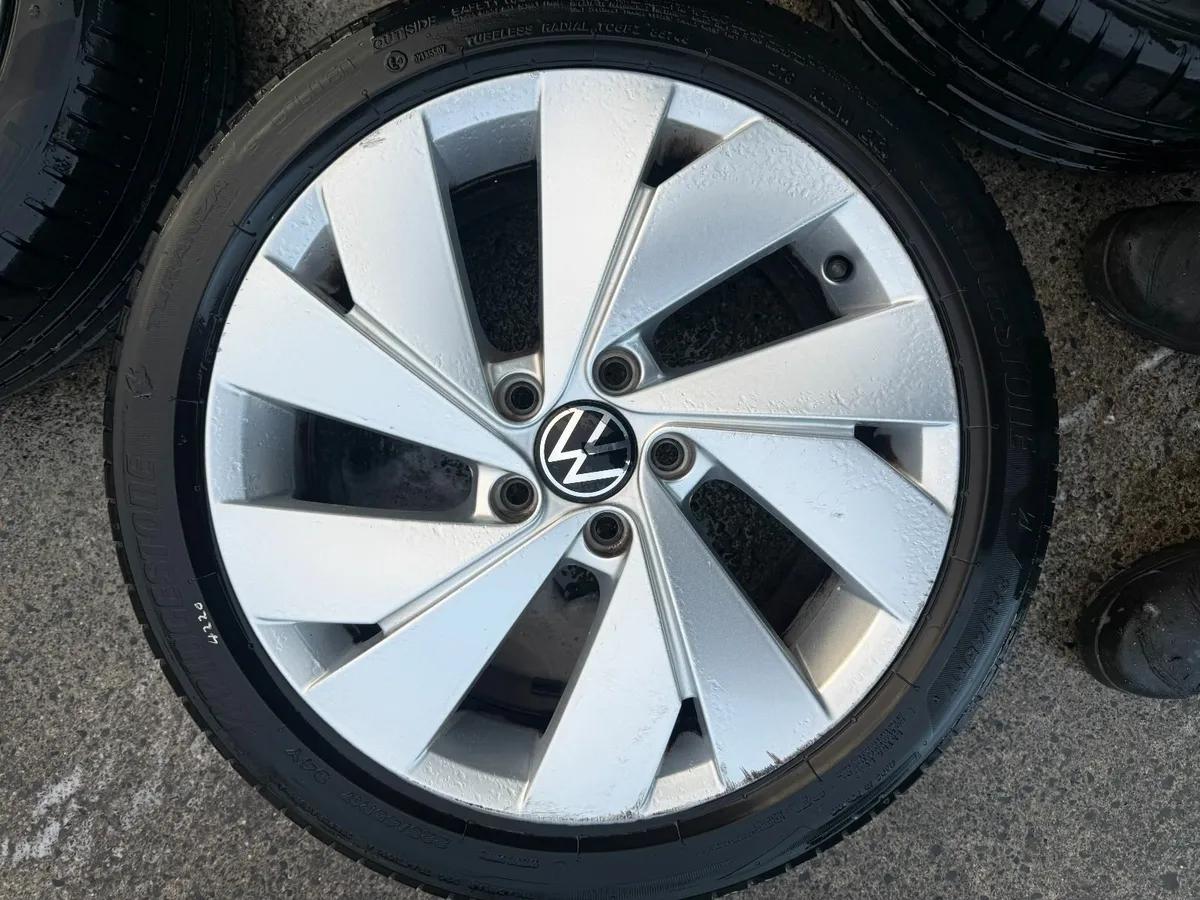 2024 VW GOLF 17" ALLOY WHEELS - Image 1