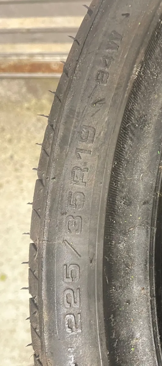 Tyres 225/35R19 - Image 2
