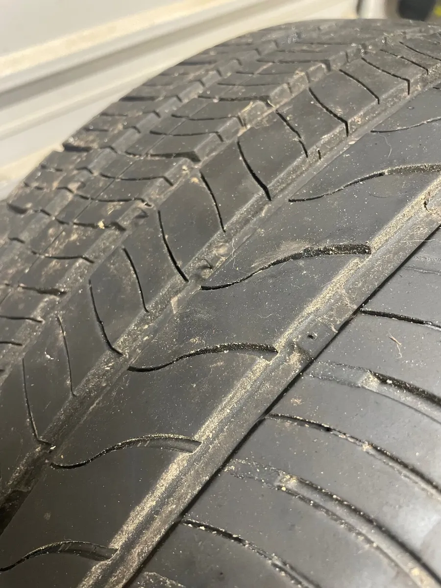 Tyres 225/35R19 - Image 3