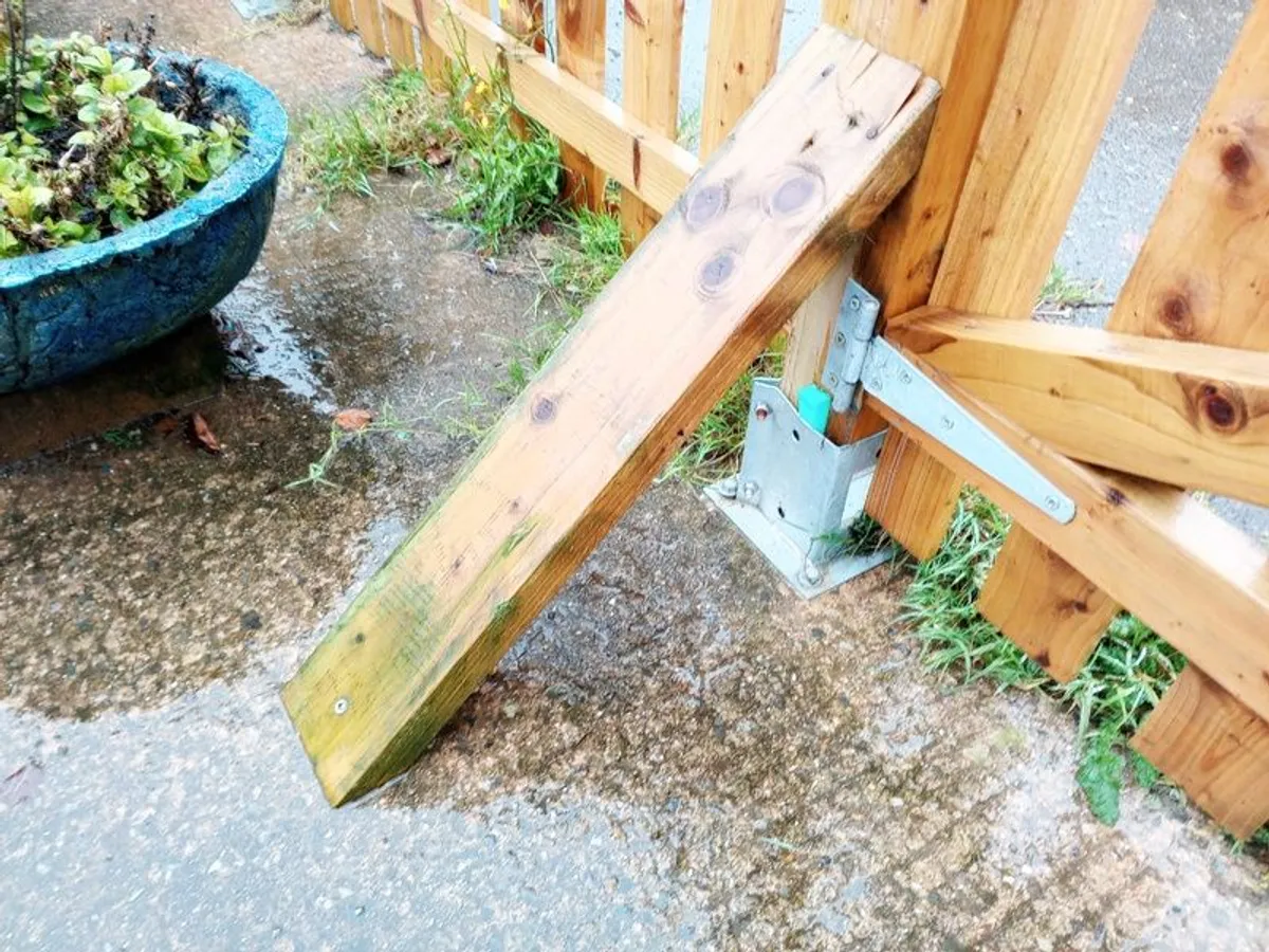 Timber Fence - Surface mounted - Image 4