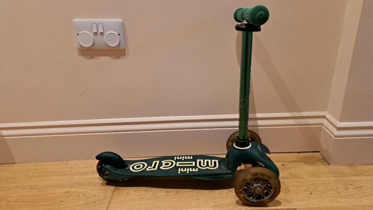 Mini Micro Deluxe LED Children's Scooters - Image 3