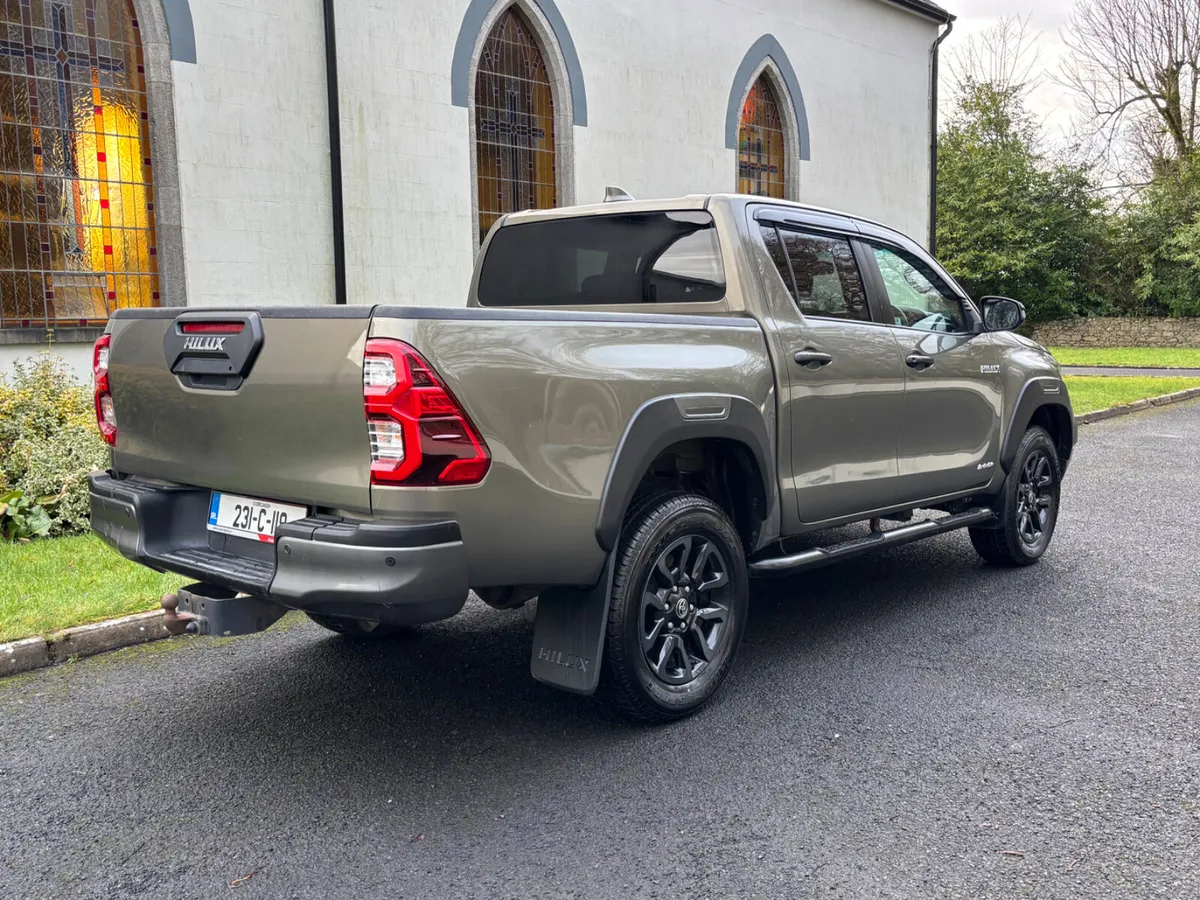 Toyota Hilux 2023 Invincible - Image 2
