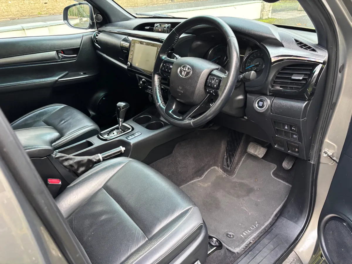 Toyota Hilux 2023 Invincible - Image 3