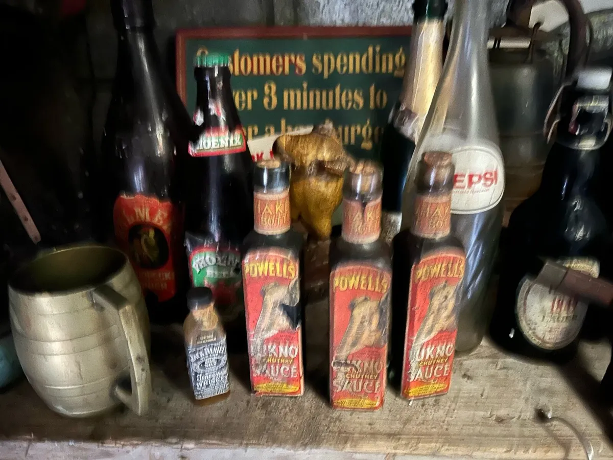 Pub or restaurant, vintage curios and bric a brac - Image 4