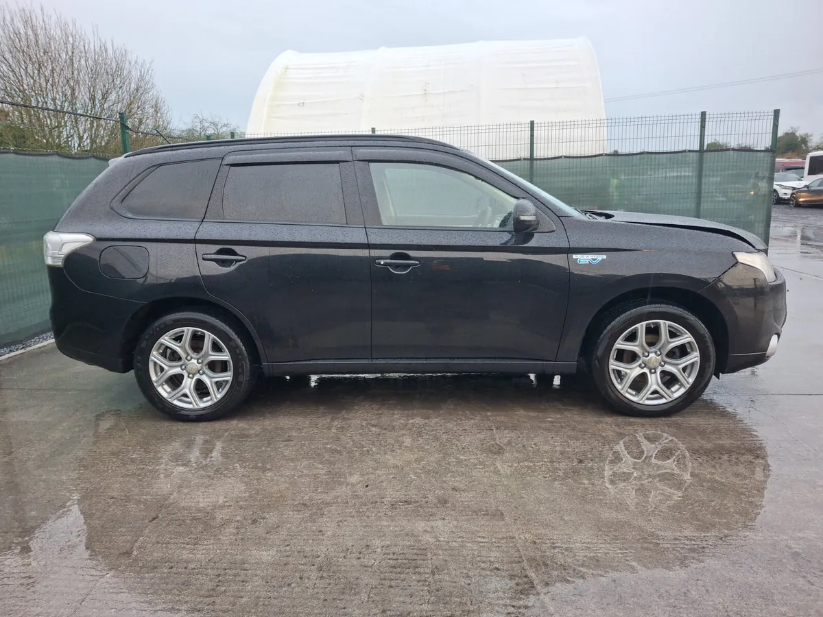 2015 Mitsubish Outlander  Hybrid  Automatic - Image 4