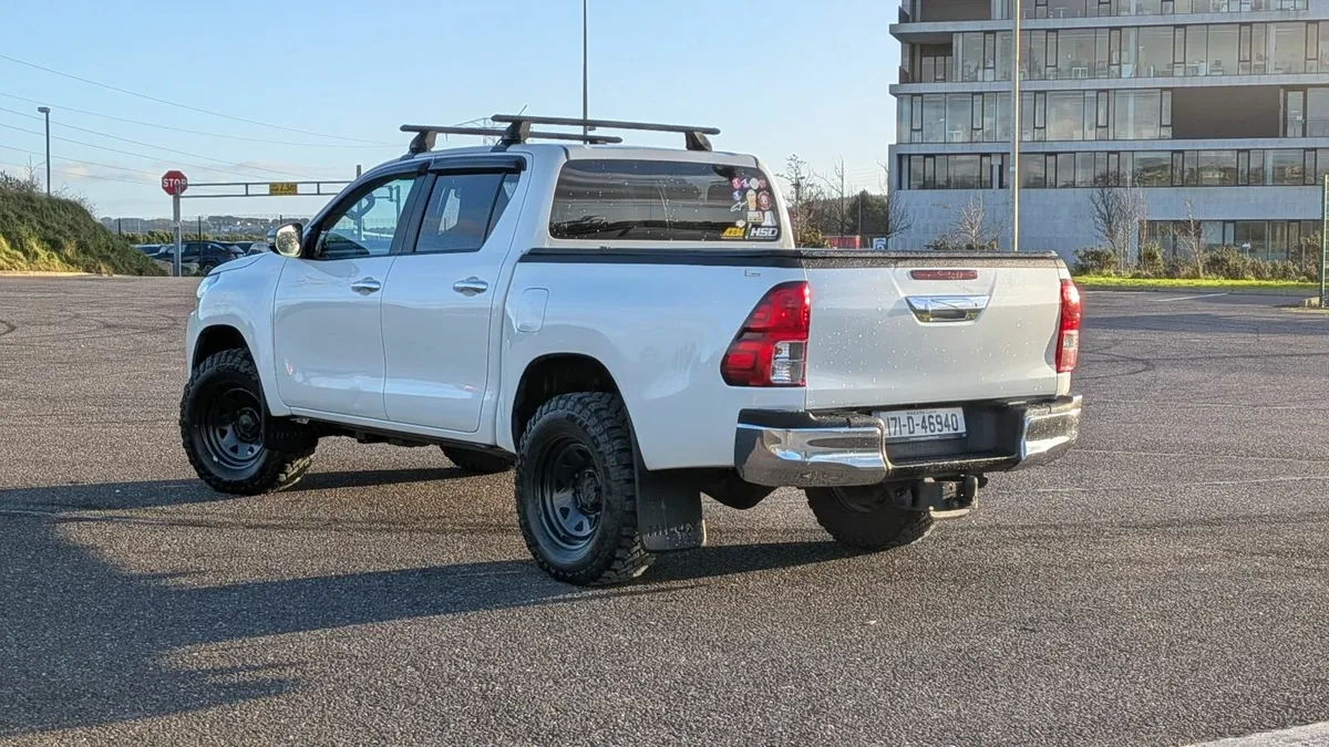 2017 Toyota Hilux 2.4 manual NO VAT – LOW MILEAGE - Image 2