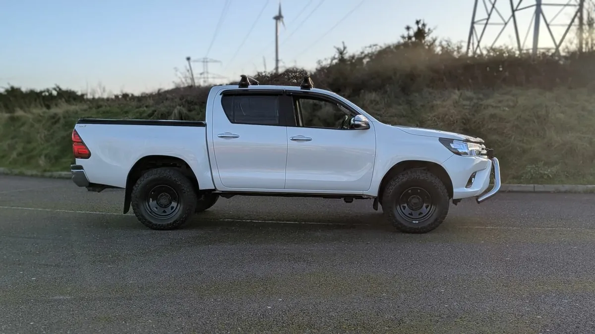 2017 Toyota Hilux 2.4 manual NO VAT – LOW MILEAGE - Image 3