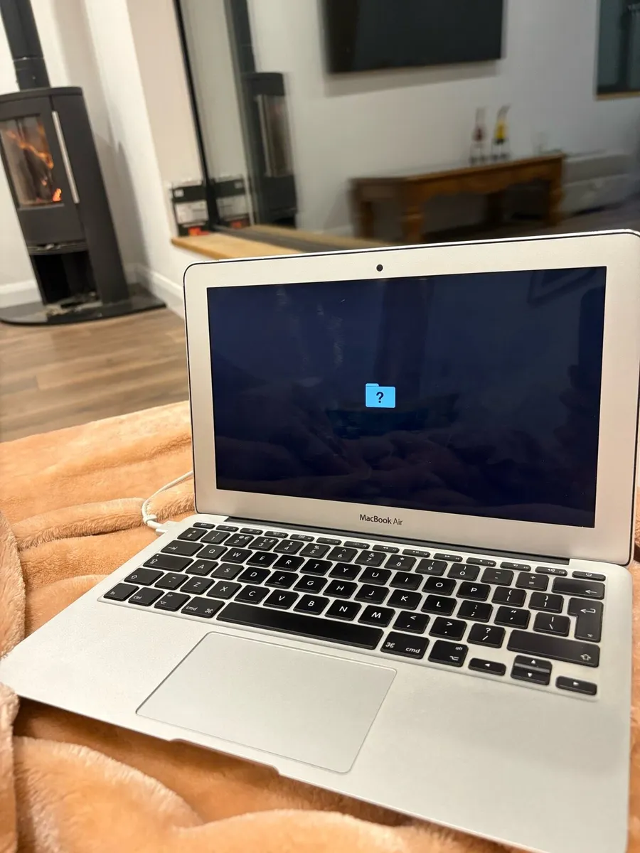 MacBook Air A1465-Not Booting-For Parts or Repair - Image 2
