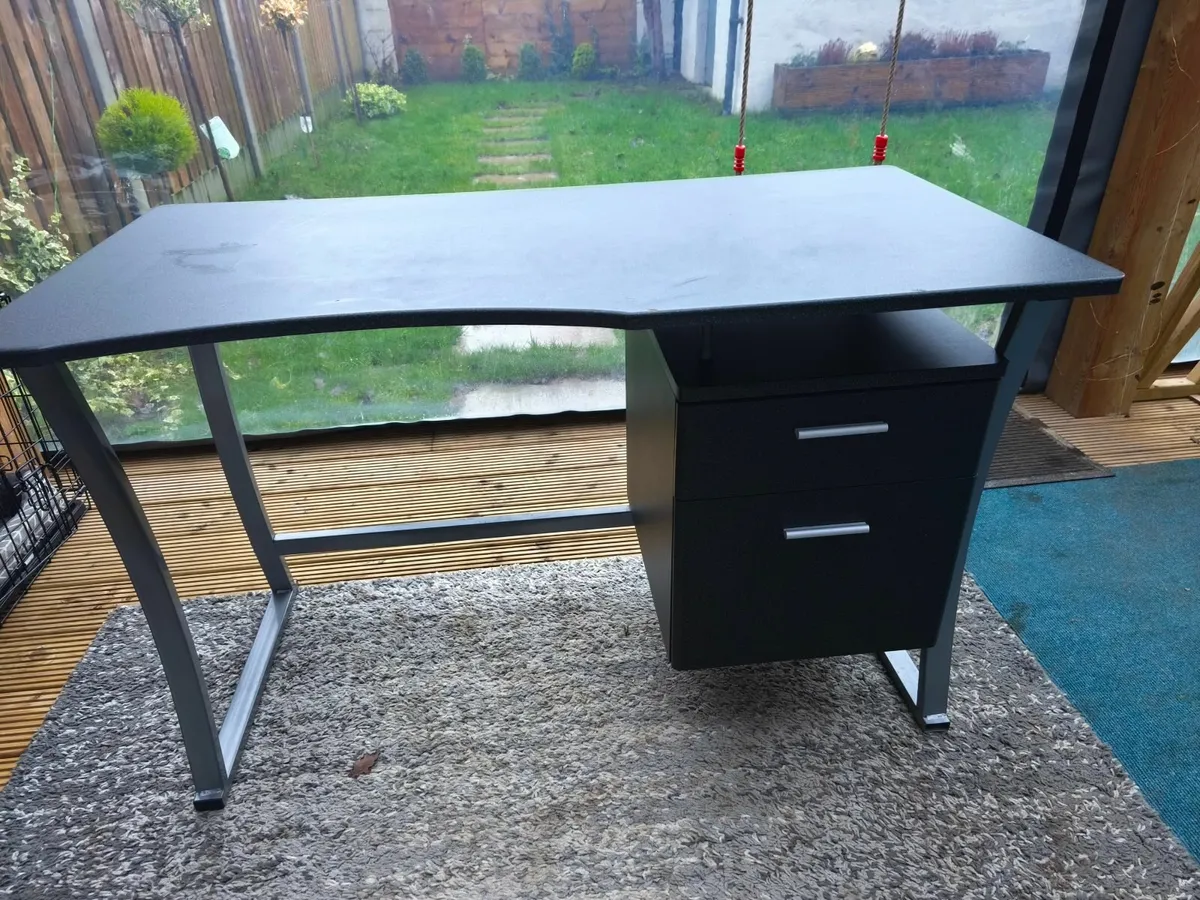 Study desk - Image 1