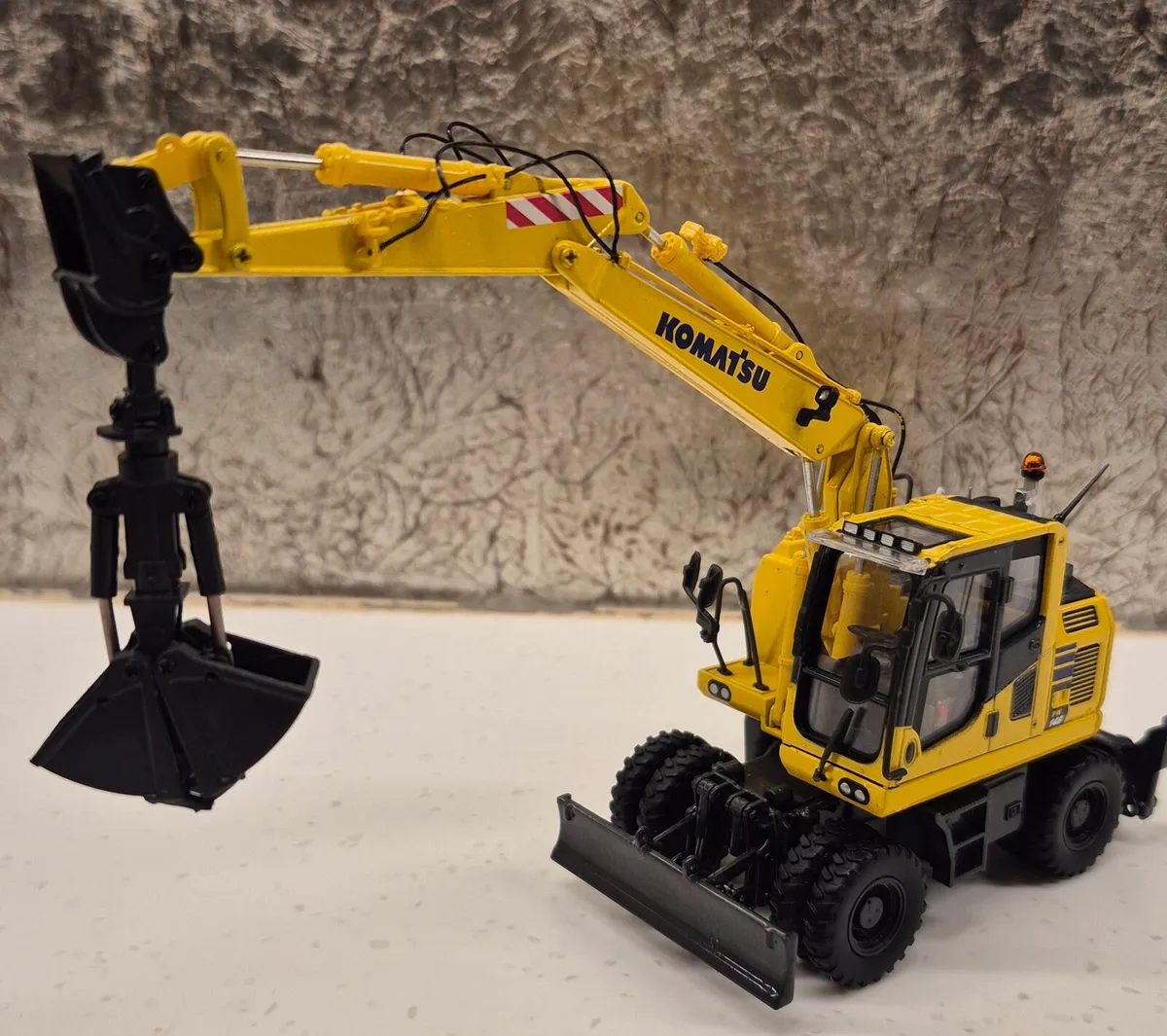 Komatsu PW148-10 wheeled excavator model - Image 3