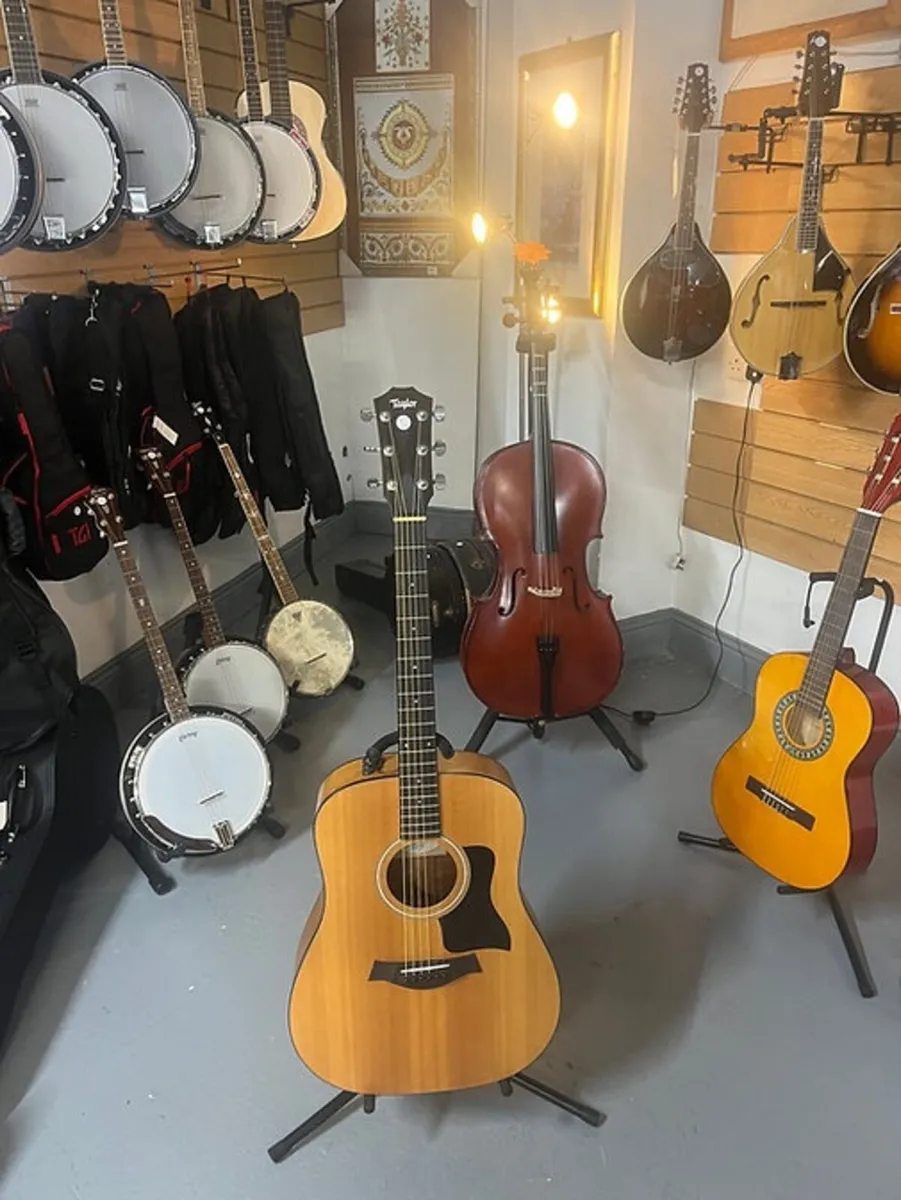 SECONDHAND TAYLOR ACOUSTIC GUITAR @THE MUSIC STORE - Image 1