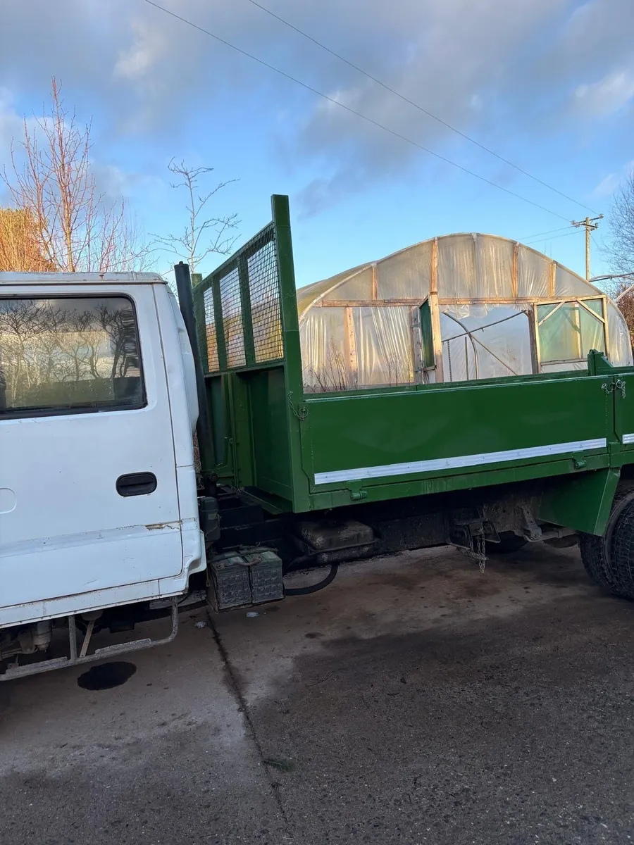 Isuzu NQR crew cab tipper. - Image 2