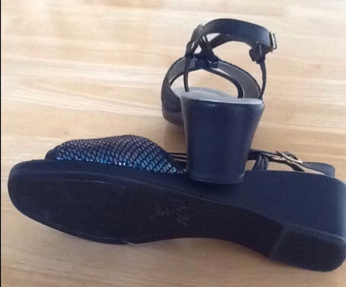 Excellent Condition Black wedge sandals size 40 - Image 2