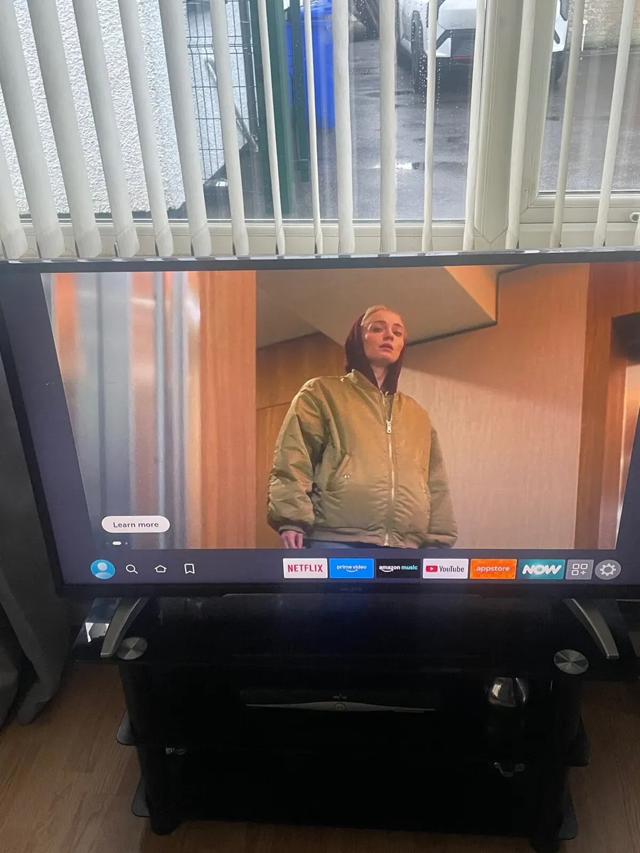 Polaroid 43 inch smart tv - Image 1