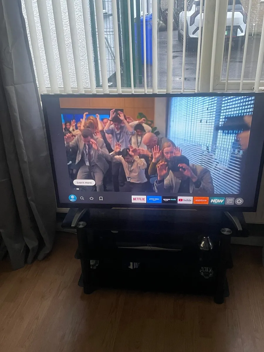 Polaroid 43 inch smart tv - Image 2
