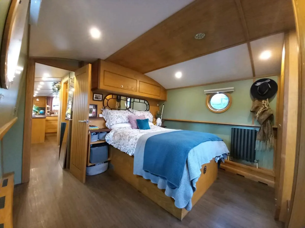 Liveaboard Barge Boat - Image 1