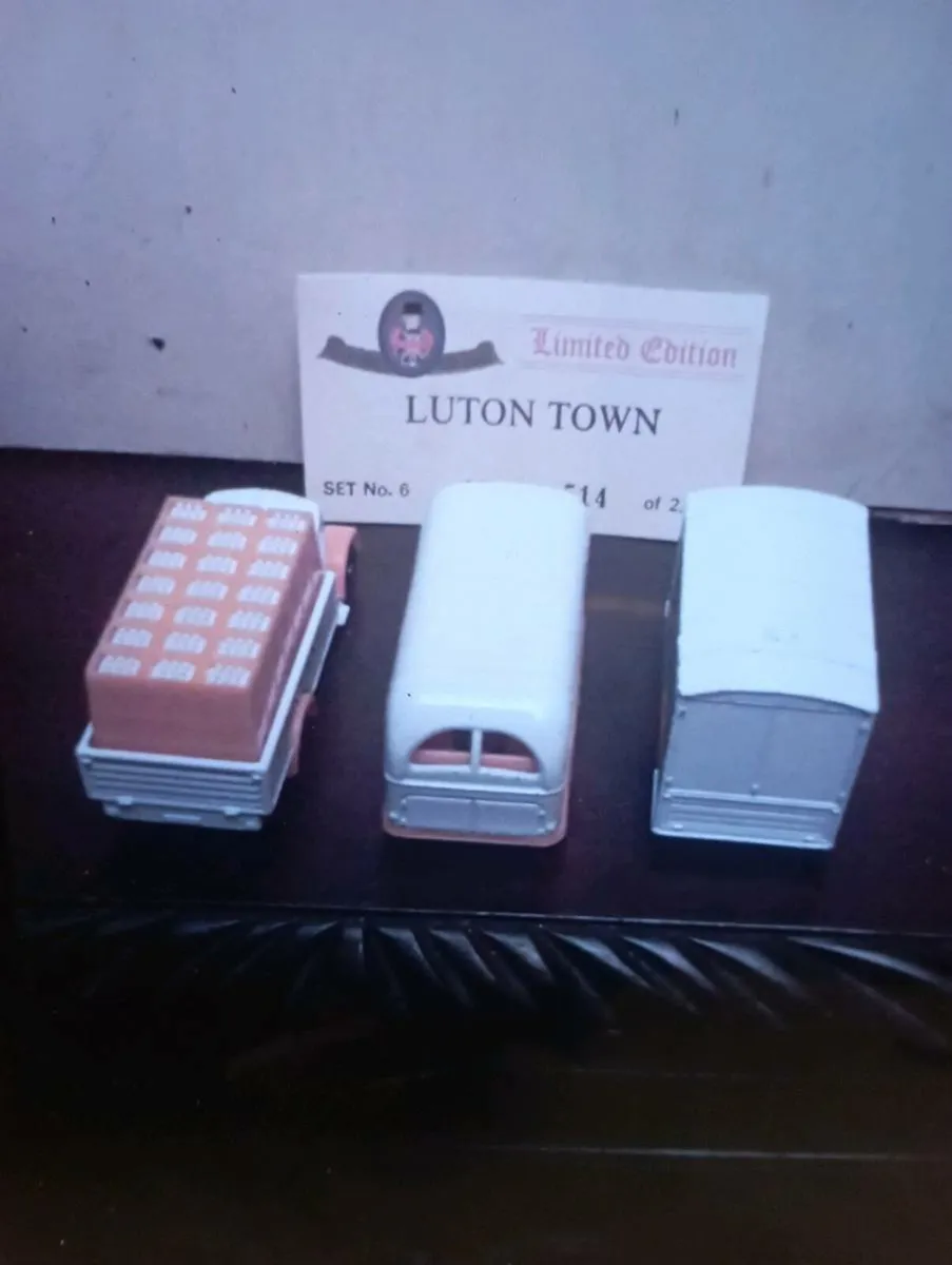 OXFORD LUTON FOOTBALL CLUB DIE-CAST MODLES - Image 4