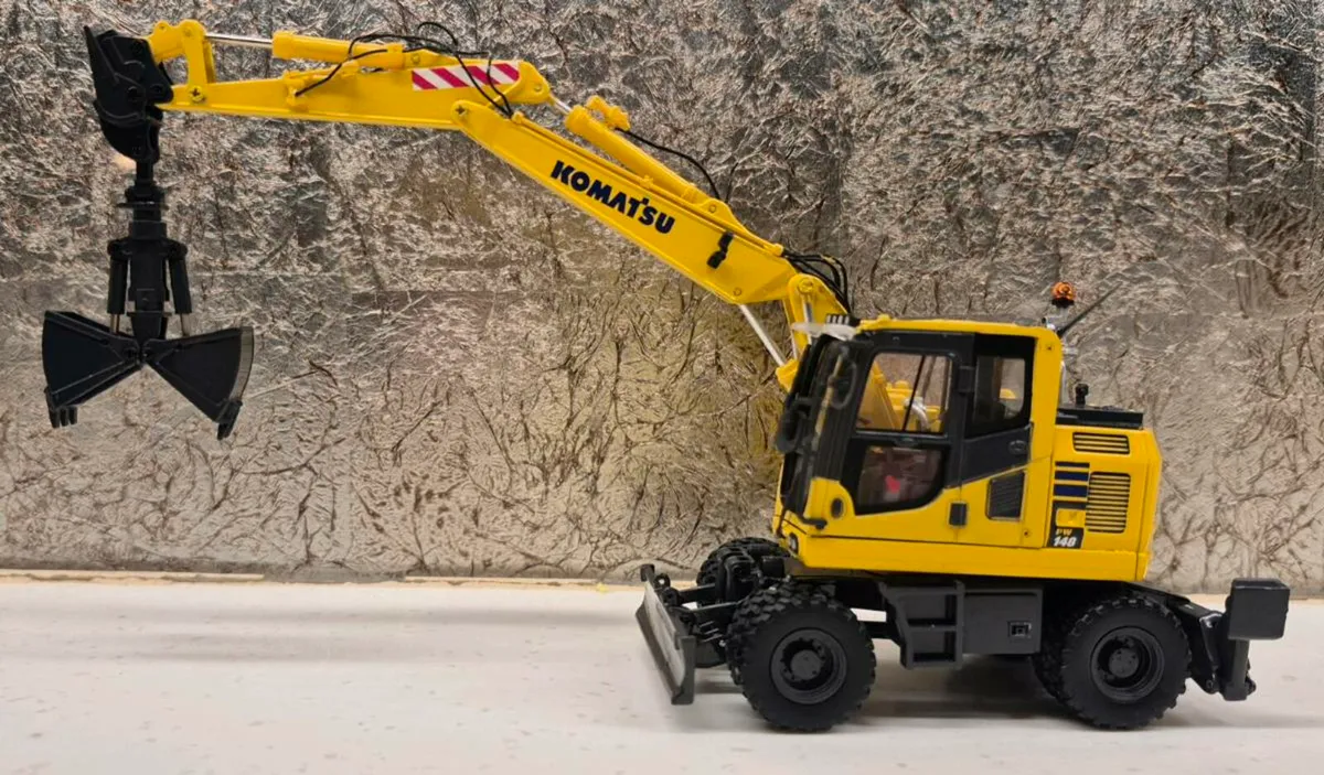 Komatsu PW148-10 wheeled excavator model - Image 3