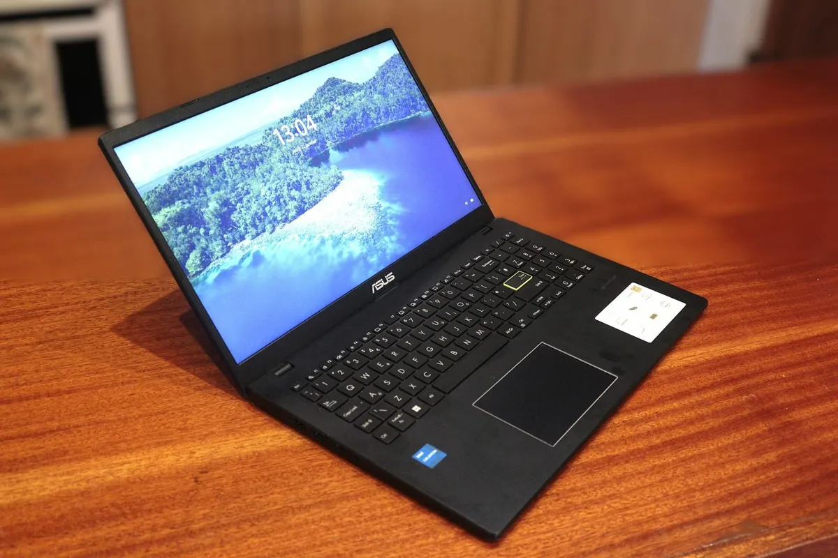 Asus Vivobook 15.6" E510KA with laptop bag - Image 1