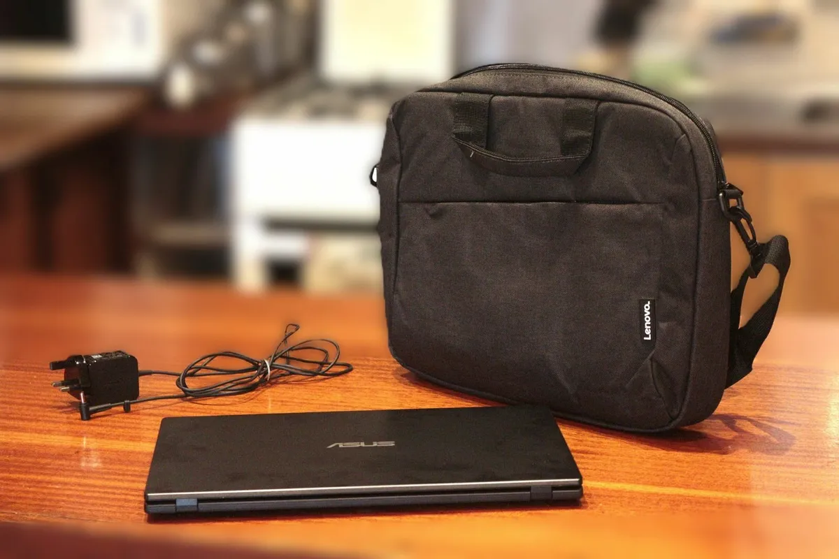 Asus Vivobook 15.6" E510KA with laptop bag - Image 2