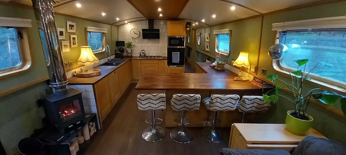 Liveaboard Barge Boat - Image 4