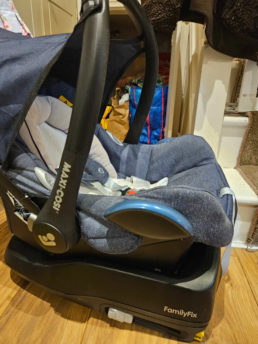 Maxi cosi baby car seat with base - Image 1