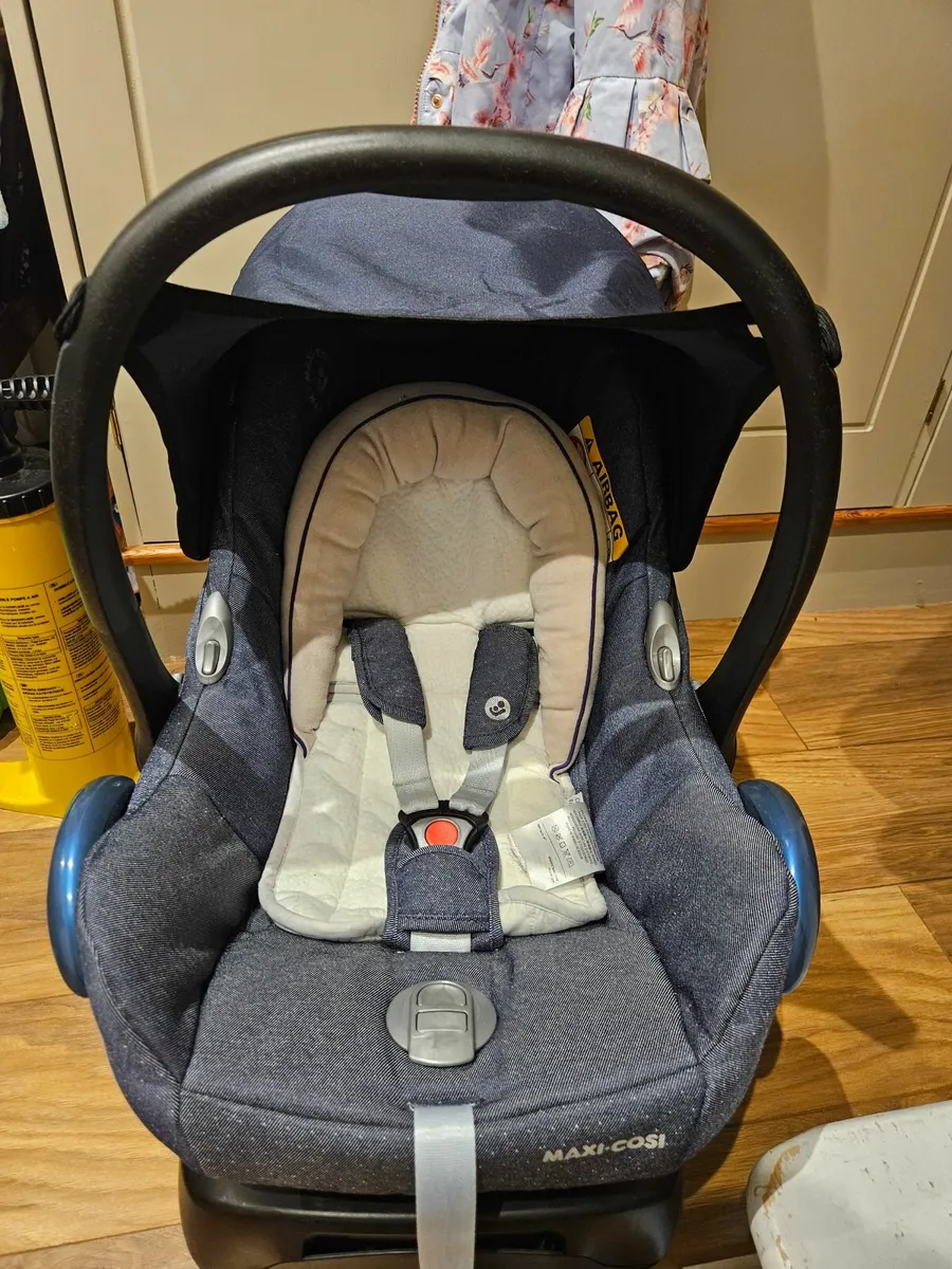 Maxi cosi baby car seat with base - Image 2