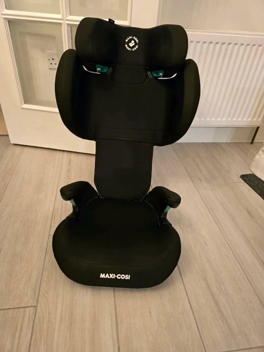 maxi-cosi isofix booster seat(2 available) - Image 1