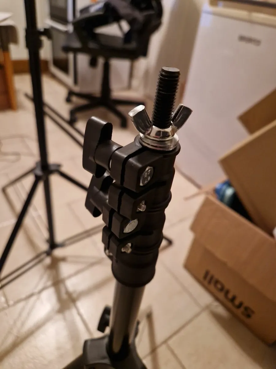 NEEWER, 2 Photography Tripods and feet and 5ft cir - Image 4