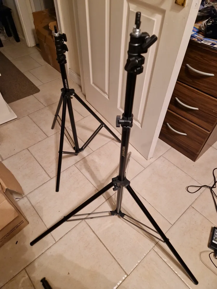 NEEWER, 2 Photography Tripods and feet and 5ft cir - Image 1