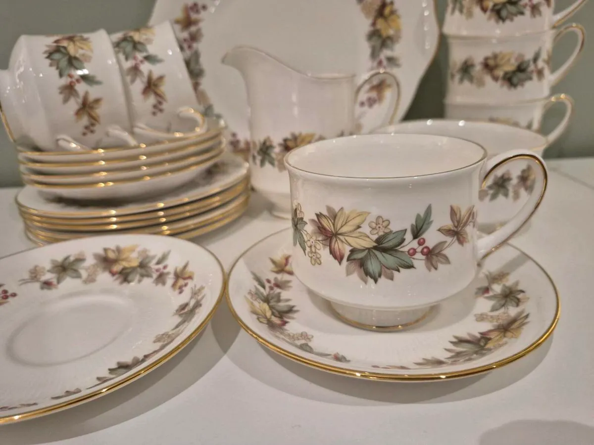 Royal Standard fine bone china tea set - Image 1