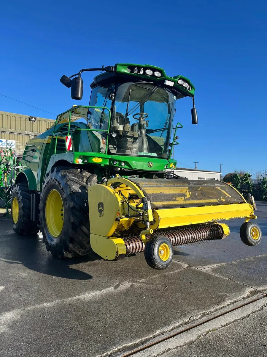John Deere 8800 - Image 1