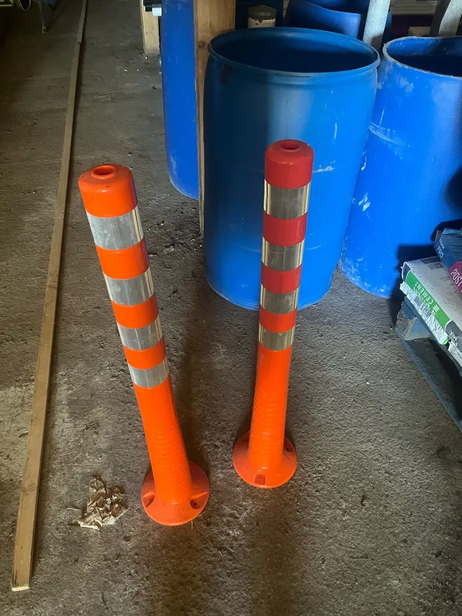 Rubber reflective bollards