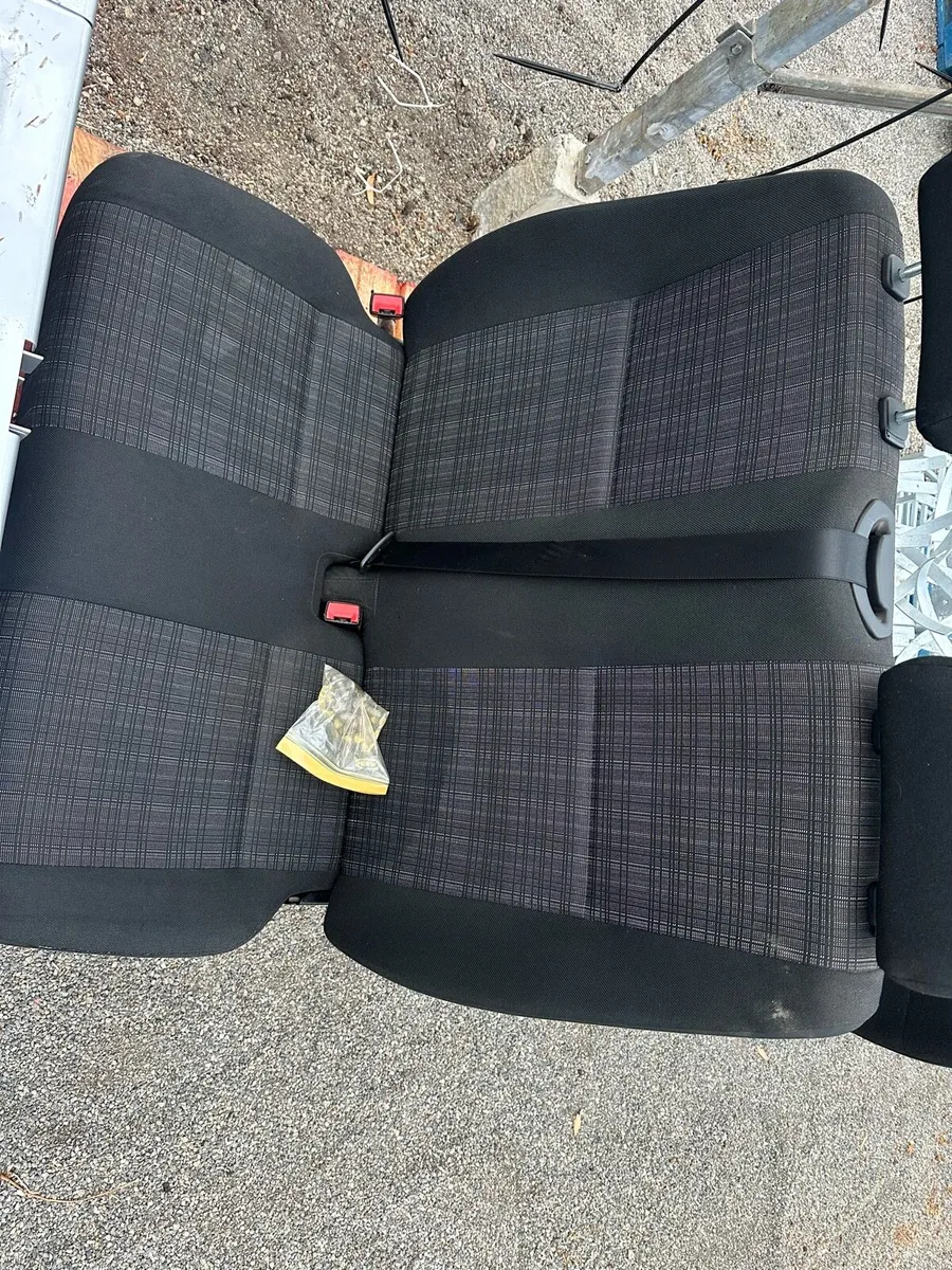 Van front seats - Image 1