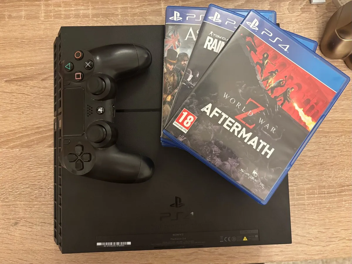 PS4 + 3 games - Image 1
