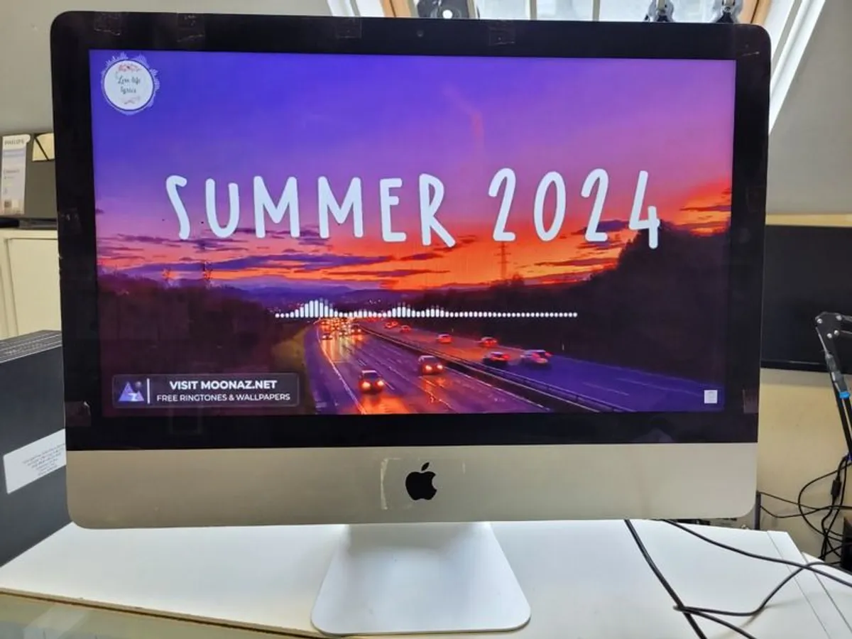 21.5 inch Apple iMac (A1418) Late 2013 Catailna 2.90GHz Core i5 (i5-4570S) 8GB RAM 512GB SSD (Screen has a small chip) - Image 1