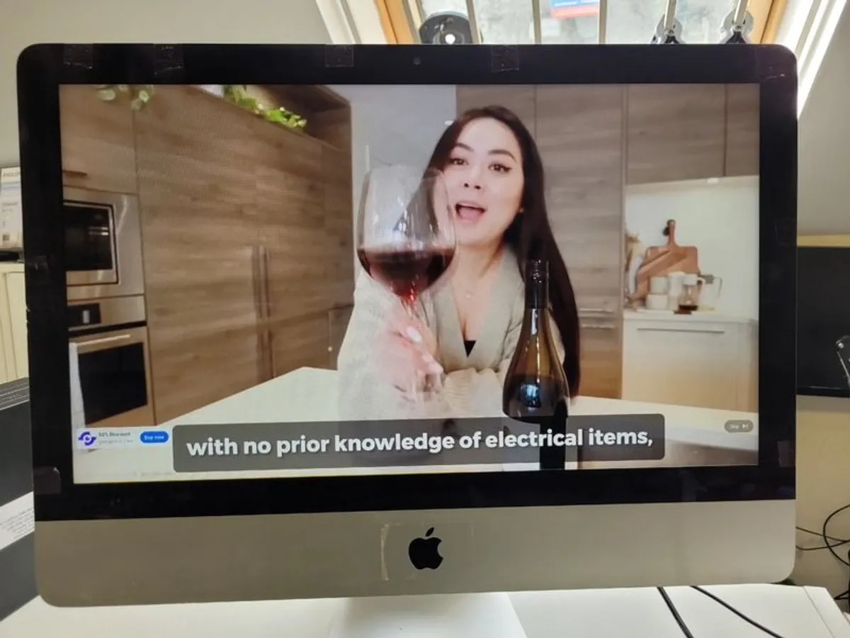 21.5 inch Apple iMac (A1418) Late 2013 Catailna 2.90GHz Core i5 (i5-4570S) 8GB RAM 512GB SSD (Screen has a small chip) - Image 2