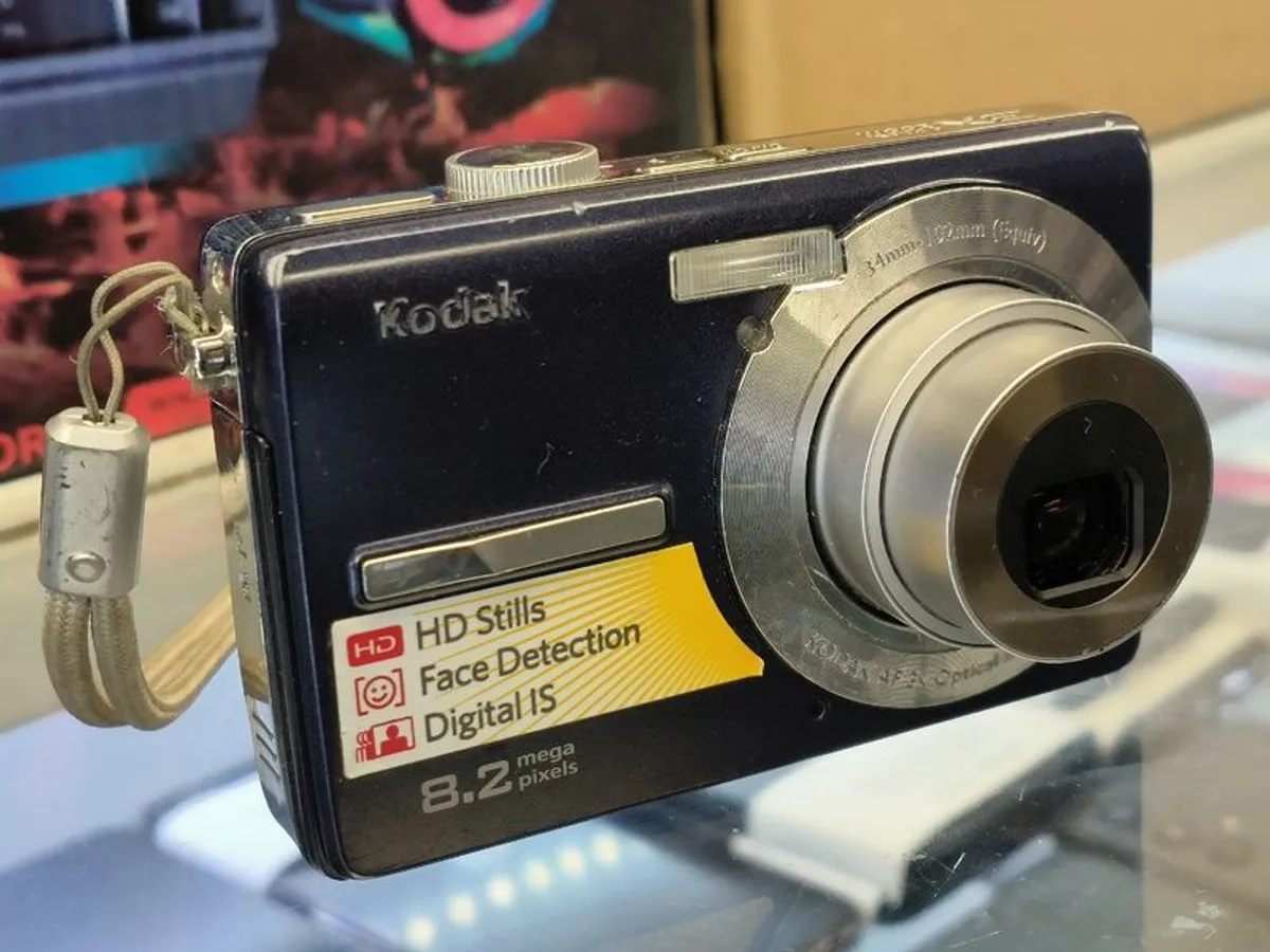 Kodak EasyShare M863 Digital Camera 8.2 Mega Pixels/ Used - Image 1